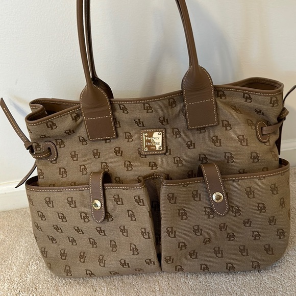 Handbags - DOONEY & BOURKE LARGE TAN TOTE
